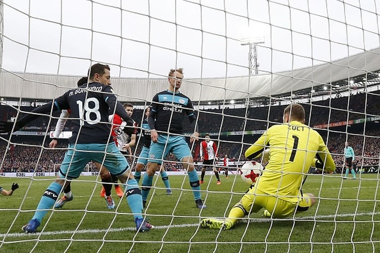 LUDNICA Feyenoord zbog milimetra srušio PSV u borbi za titulu, vratar obranio pa unio loptu u gol?