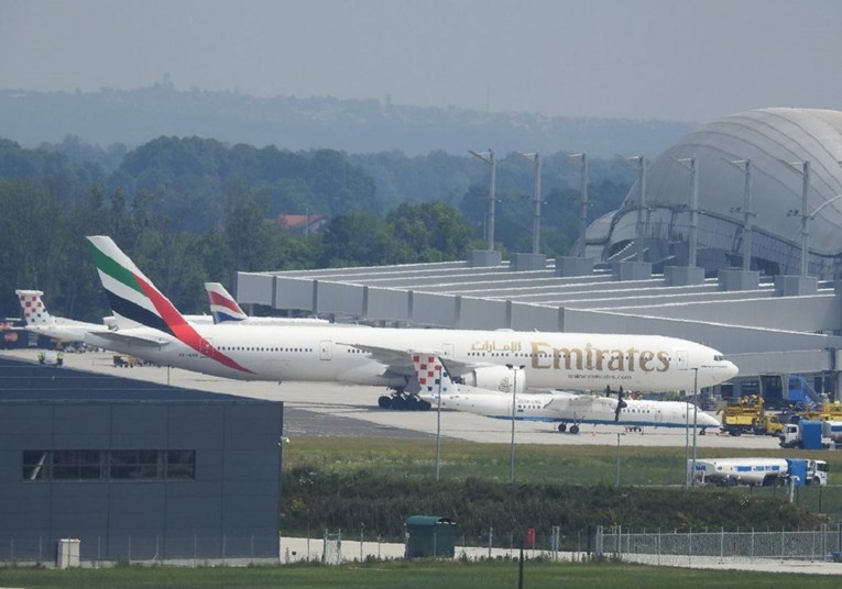 Ova fotka Boeinga 777 pokraj aviona Croatia Airlinesa pokazuje koliko je "Tuđman" zapravo mali