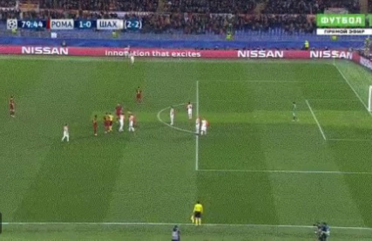 Igrač Šahtara u naletu bijesa gurnuo skupljača lopti preko reklama