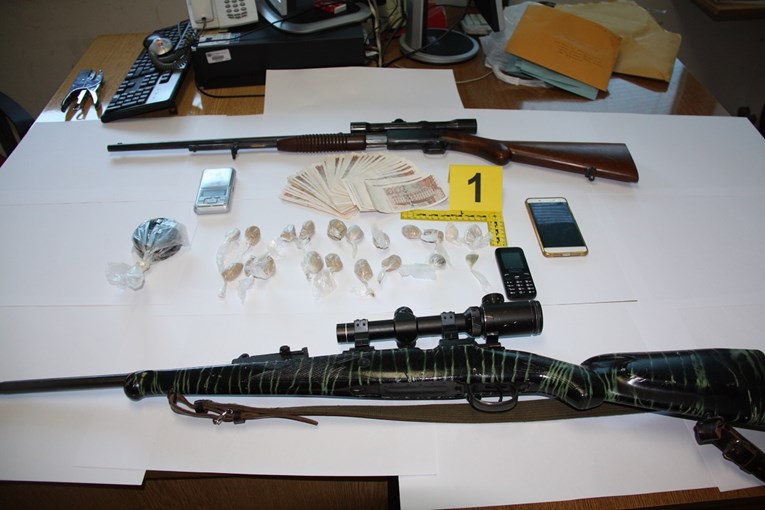 U stanu na Poljudu pronašli heroin, hašiš i puške