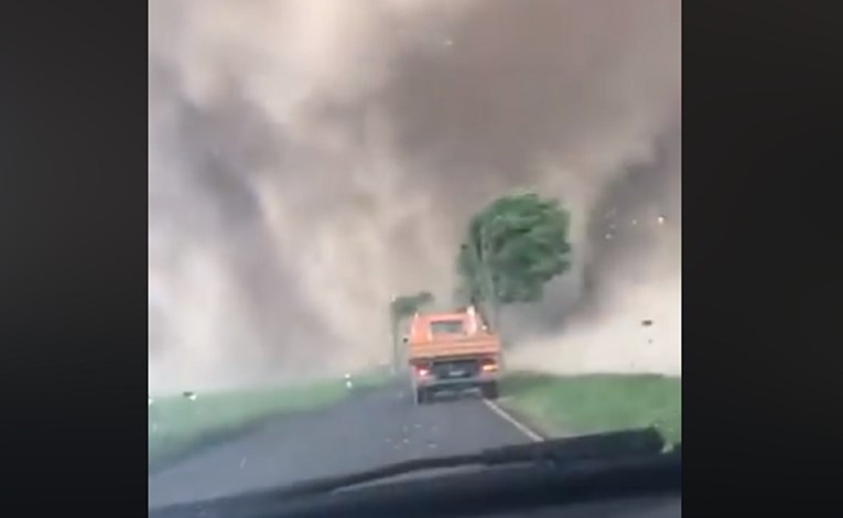 VIDEO Na zapadu Njemačke snimljen zastrašujući tornado
