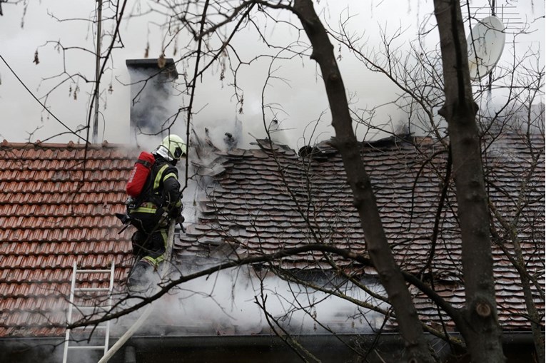 Zapalio se krov kuće u Zagrebu, vatrogasci spasili čovjeka