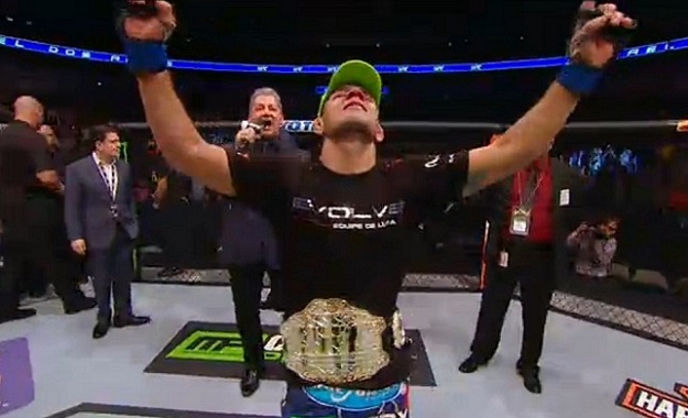 Noć novih prvaka: Dos Anjos razbio Pettisa, Jedrzejczyk donosi pojas u Europu!