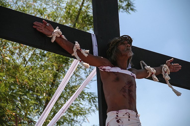Filipinski katolici se bičuju i razapinju na križ, organizatori u to žele uvući i djecu