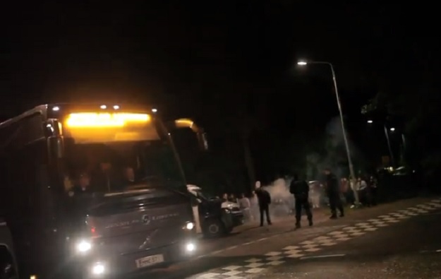 Finski ksenofobi okićeni simbolima Klu Klux Klana divljački napali autobus pun izbjeglica