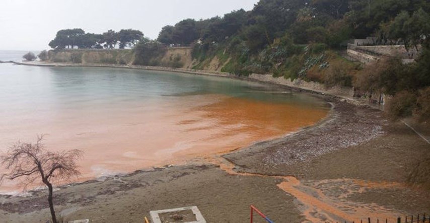 Crvene se Firule: Pljusak potjerao pijesak sa teniskih terena u more