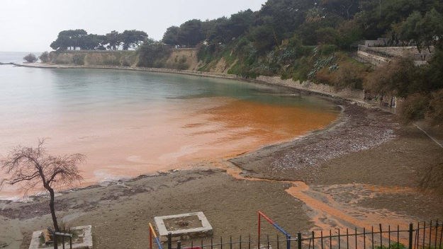 Crvene se Firule: Pljusak potjerao pijesak sa teniskih terena u more