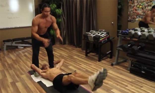 Treniraj s partnerom: Odličan trening za trbušne mišiće