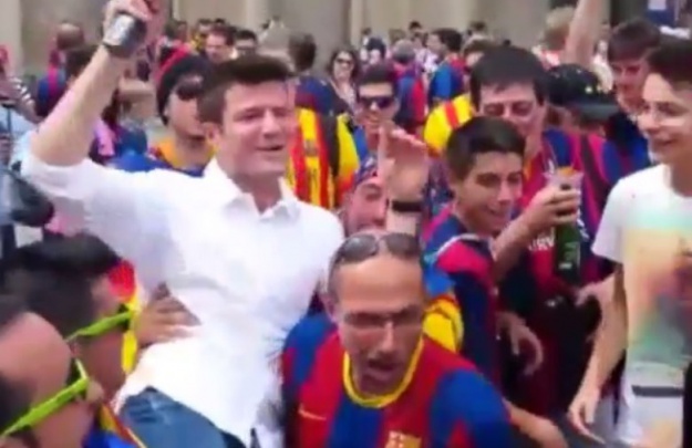 Video dana: Navijači Barcelone u Berlinu bacaju u zrak hrvatskog novinara