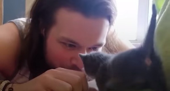VIDEO Spasili su mačića koji je lutao po tržnici i pronašli mu stalan dom