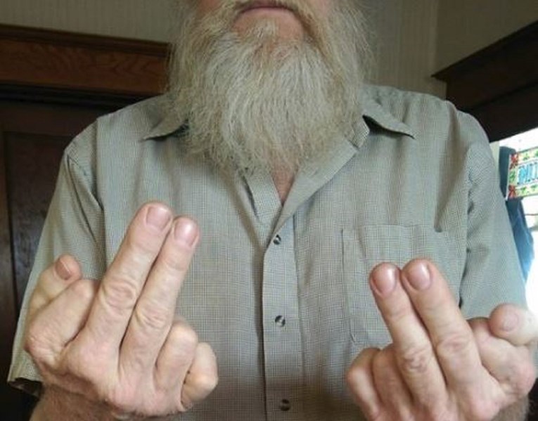 Fotka starijeg gospodina koji pokazuje srednji prst postala je hit, ali rijetki odmah vide zašto