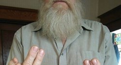 Fotka starijeg gospodina koji pokazuje srednji prst postala je hit, ali rijetki odmah vide zašto