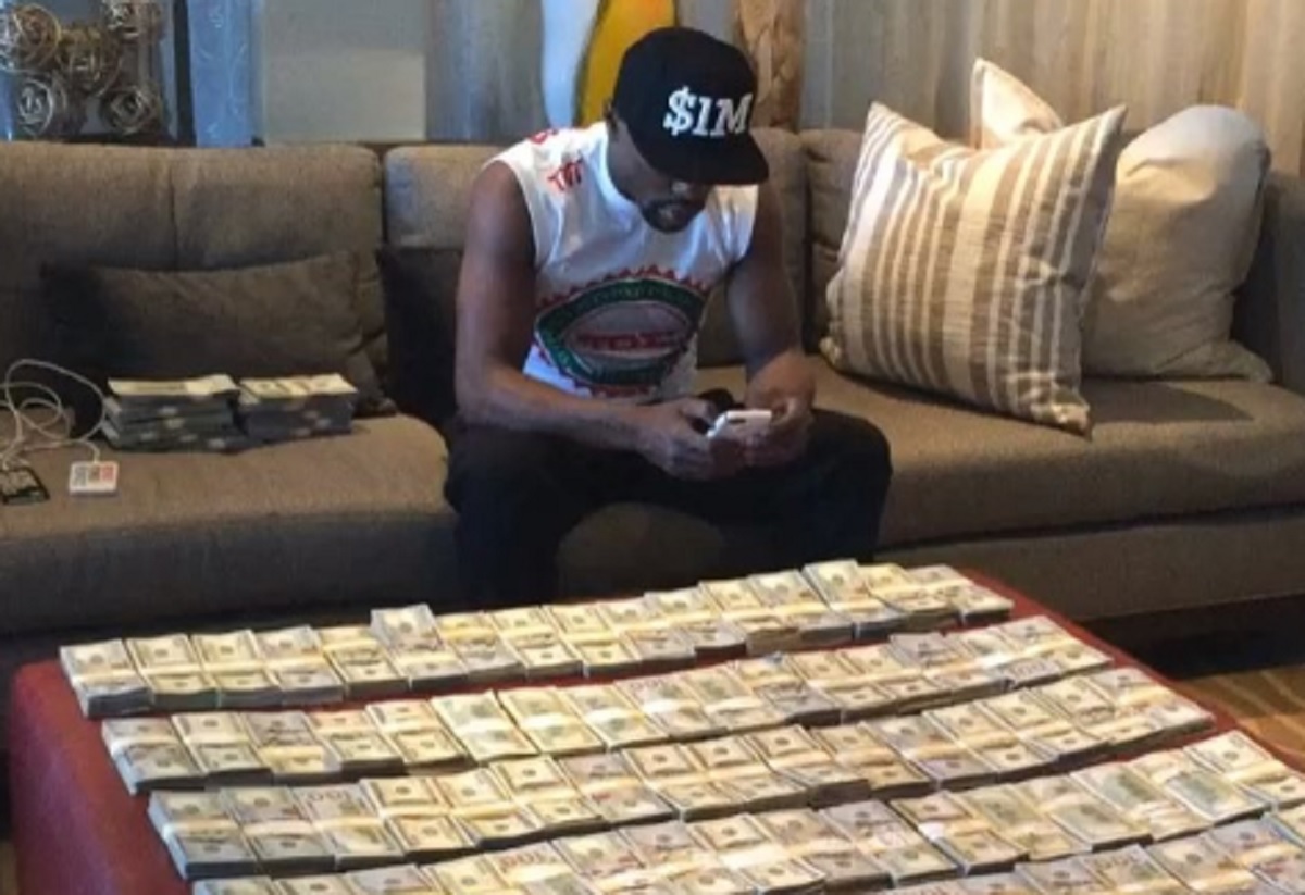 MAYWEATHER JOŠ SLAVI Striptizete zatrpao gomilom dolara pa ih snimao i smijao se