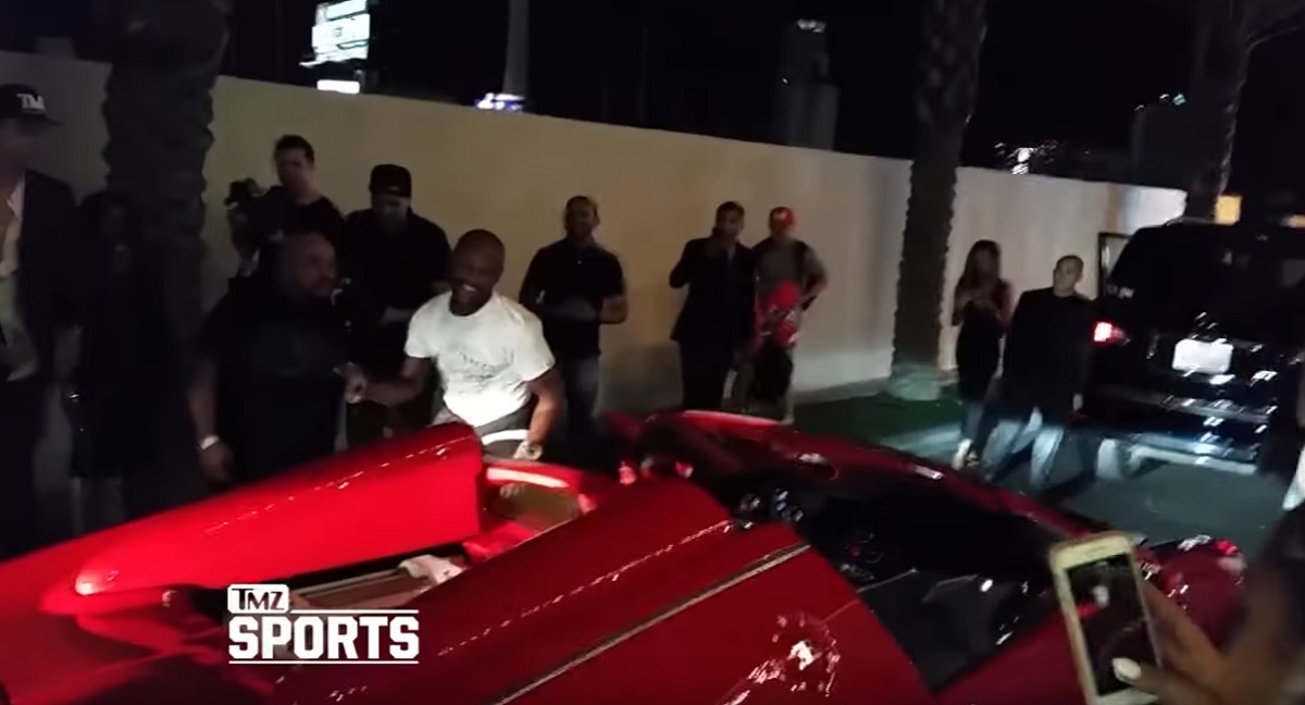TULUM ZA DVA MILIJUNA DOLARA Mayweather došao u novom Bugattiju i bacao lovu po gostima