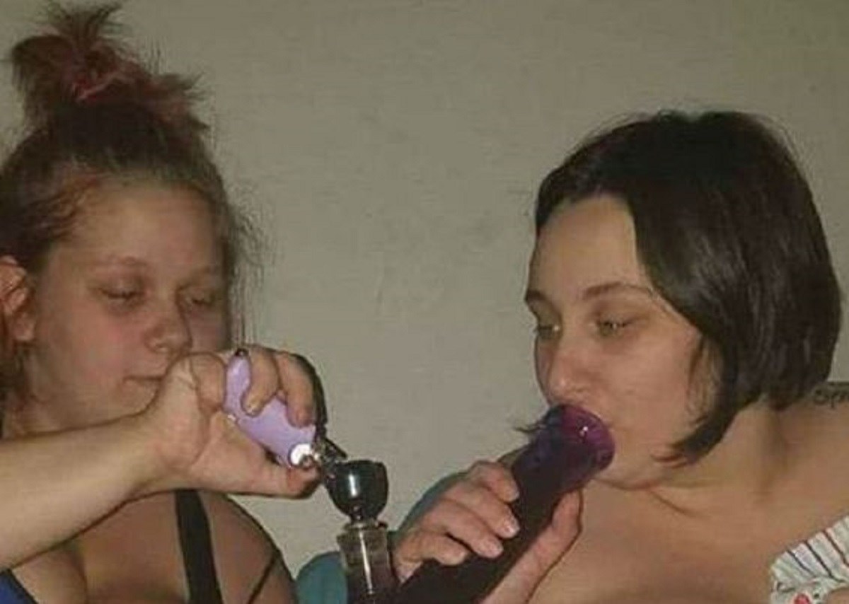 FOTO Mlada majka uvlači dim iz bonga, postat ćete konzerva bar na kratko kad vidite što radi usput