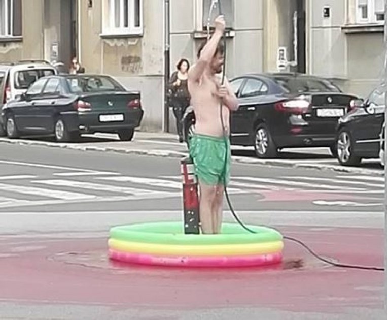 FOTO Muškarac se tuširao usred kružnog toka u Zagrebu i postao hit na Facebooku