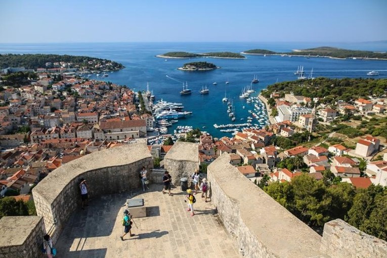 FOTO Hvarski turisti rado posjećuju Forticu s koje je predivan pogled na grad i Paklenske otoke
