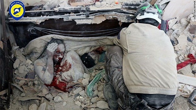 POTRESNA FOTOGRAFIJA Otac i sin umrli jedan pored drugog pod ruševinama Alepa