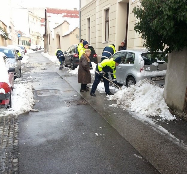 Djelatnici Zagrebačkog holdinga čistili snijeg ispred zgrade Bandićeve zamjenice u Visokoj ulici