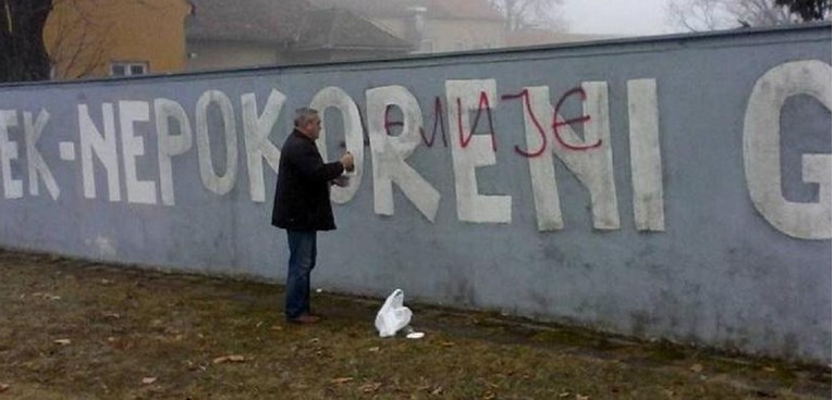 Sramota u Osijeku: Delije išarale legendarni grafit, a narugale se i Vukovaru