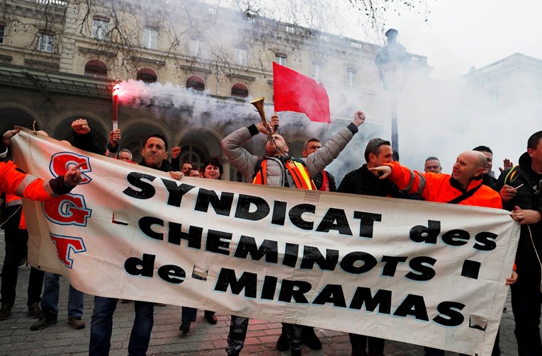 VIDEO Kaos u Francuskoj: Štrajk diljem države zbog Macronovih ekonomskih reformi