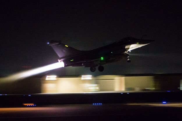 Nemilosrdna osveta za pokolj: Francuzi cijelu noć bombardirali glavni grad ISIS-a