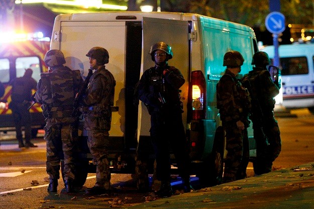 Francuska policija tijekom noći pretresla 118 kuća, uhitila 25 osoba i oduzela 34 komada oružja