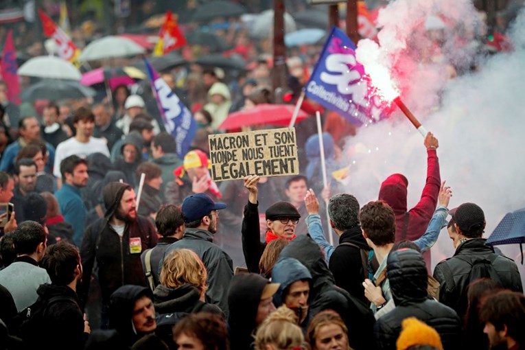 Veliki prosvjedi u Francuskoj: "Macron, gotov si, lijenčine su na ulicama"
