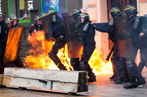 Tijekom nasilnih prosvjeda u Francuskoj zapaljen policajac