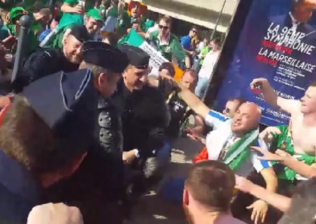 VIDEO Genijalno! Irski navijači i francuski policajci zajedno pjevali i skakali