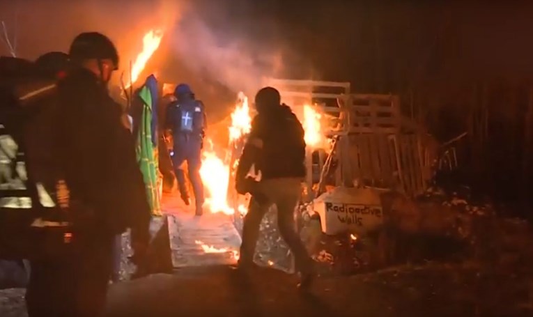 Francuzi u prosvjedu protiv odlagališta nuklearnog otpada molotovljevim koktelom gađali policajce