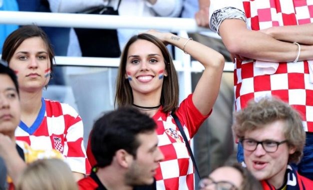 Lijepa pjevačica s tribina navija za Hrvatsku i najdražeg joj nogometaša