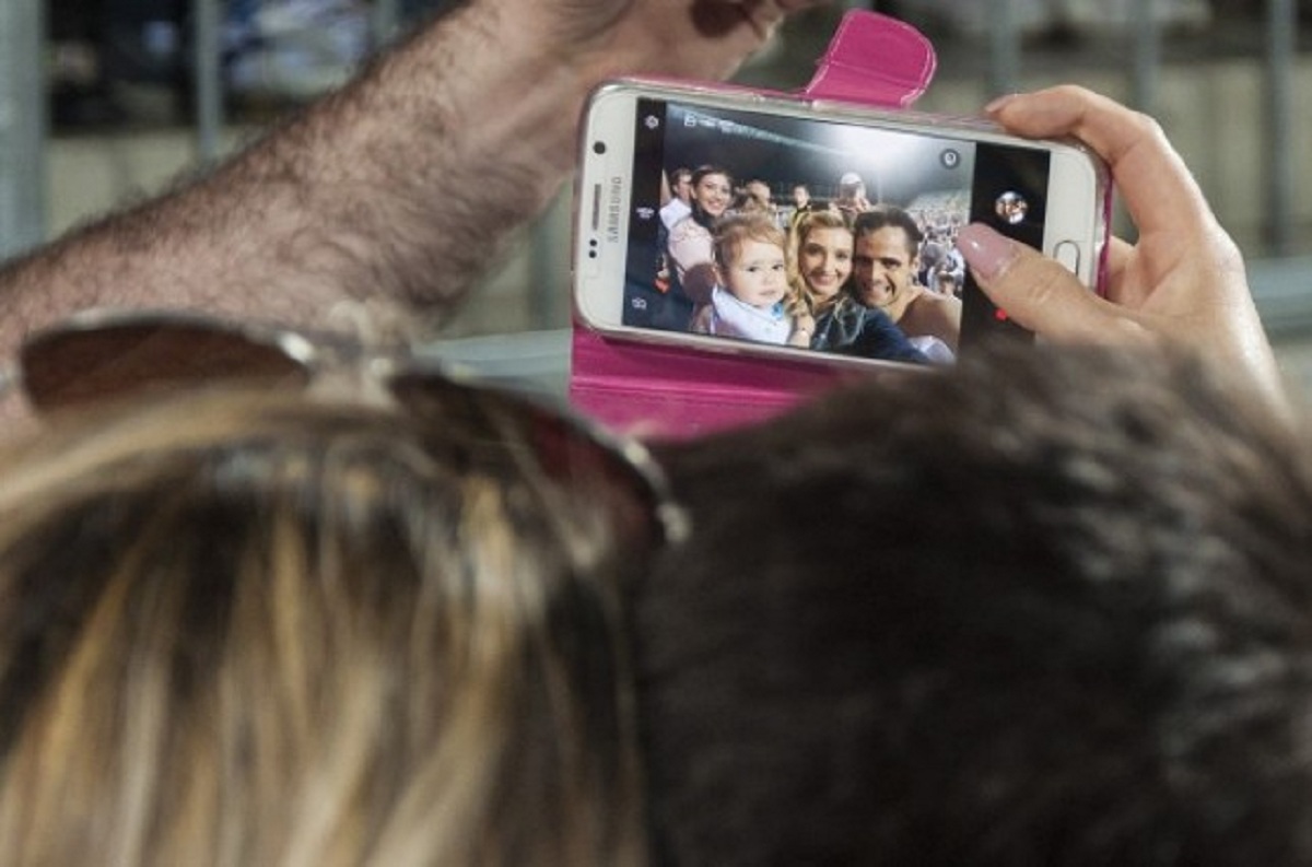 SELFI ZA VJEČNOST Fotografija junaka Franka i njegove dvije najveće navijačice