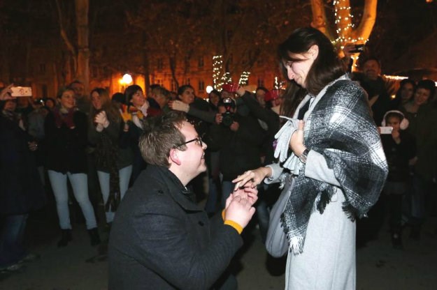 HTV-ov voditelj zaprosio djevojku na Zrinjevcu