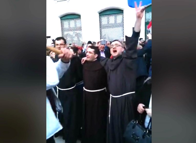 VIDEO Fratri plesali kolo na pjesmu o umiranju za domovinu pred samostanom s fratrom pedofilom