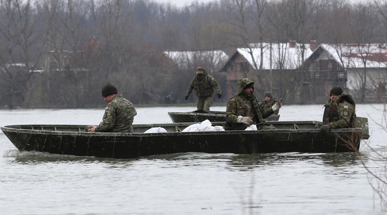 Vojska pomaže na poplavljenom području kod Jasenovca, na terenu je 80 vojnika