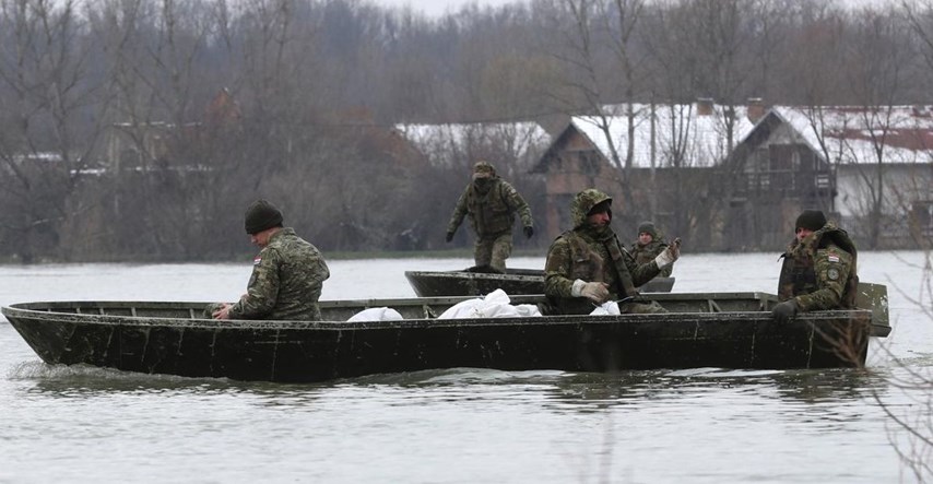 Vojska pomaže na poplavljenom području kod Jasenovca, na terenu je 80 vojnika