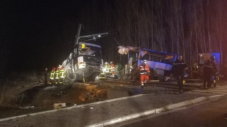 Vlak prepolovio školski autobus u Francuskoj, poginula četiri djeteta