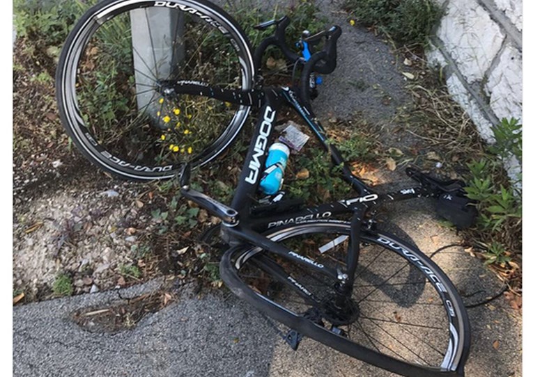 Autom napao osvajača Tour de Francea: "Namjerno me srušio, bicikl je potpuno uništen"