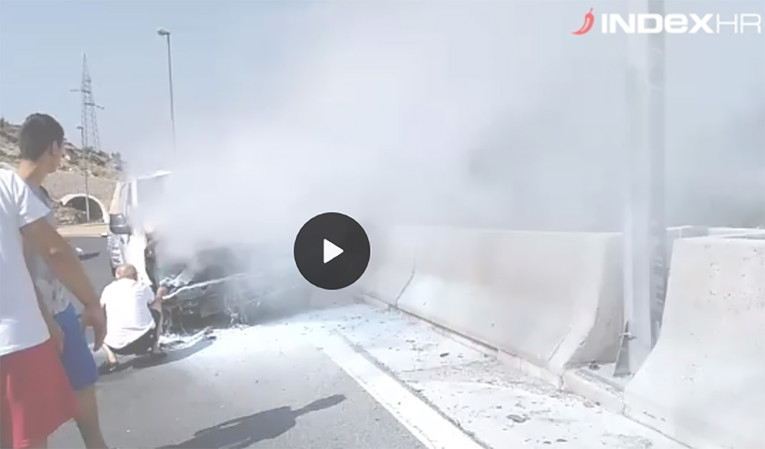 VIDEO Na brzoj cesti Solin-Klis zapalio se kombi
