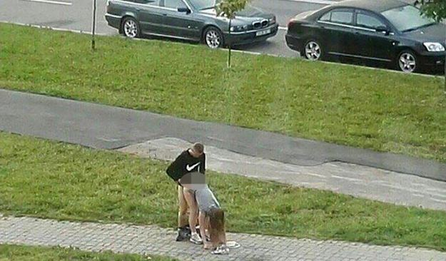 Napaljeni par se poseksao na pločniku usred bijela dana