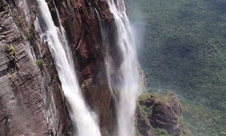 Muka u želucu: Snimio se kako skače s najvišeg vodopada na svijetu