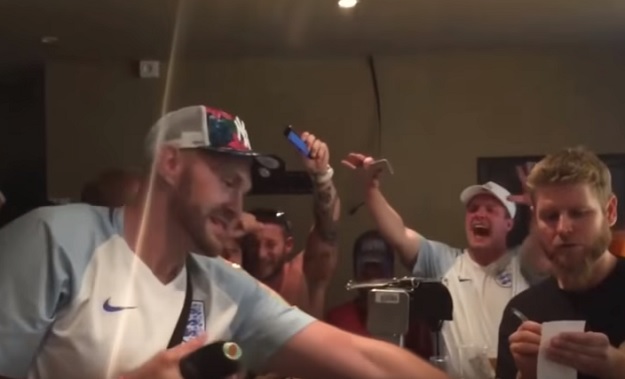 VIDEO Tyson Fury hit u Francuskoj: Prvak izvadio 1000 eura i počastio engleske navijače