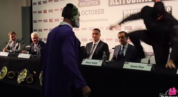 Kličkov izazivač na presicu stigao obučen u Batmana, a zatim se potukao s Jokerom