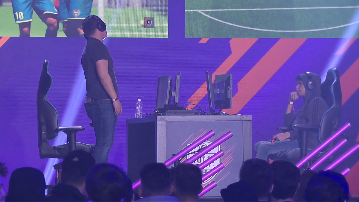 NIKAD REALNIJA FIFA 18 Sudac u igri pokrao igrača