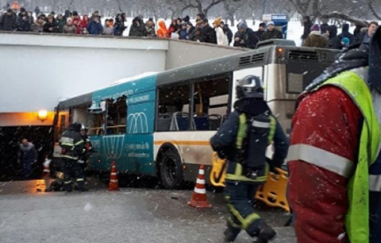 Autobus sletio u pothodnik u Moskvi, najmanje 5 mrtvih, putnik: "Vozač je to učinio namjerno"