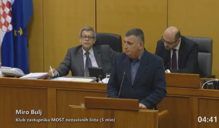 VIDEO Bulj u saboru opet napao Vučića, ali i Kolindu: "Sram je bilo!"