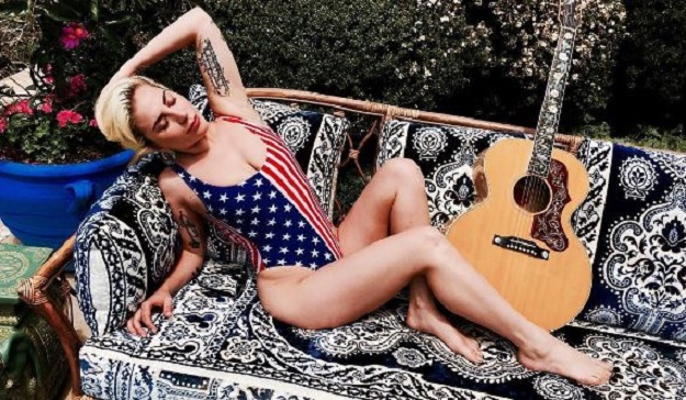 FOTO Lady Gaga na koljenima: Pogledajte na čemu zahvaljuje Bogu