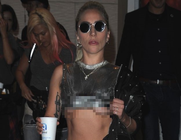 FOTO Lady Gaga pokazala grudi, guzu i škembicu