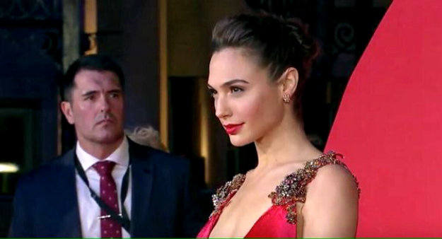 Wonder Woman u crvenoj haljini zasjenila Batmana i Supermana na premijeri u Londonu